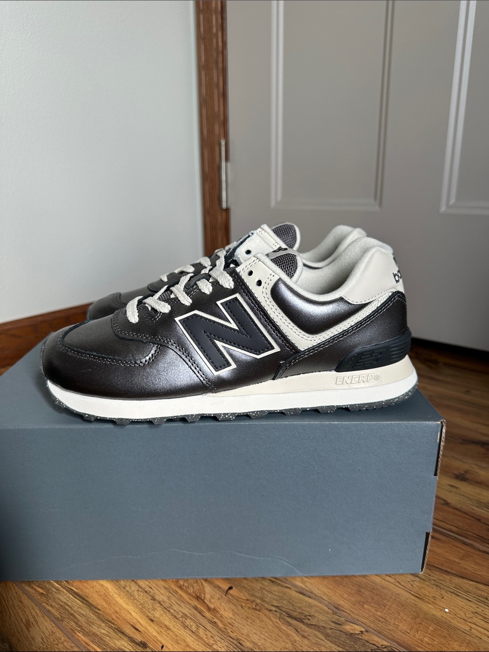 New Balance Women’s 574 Metallic Bronze and Black Sneaker size 9 - Picture 4 of 7